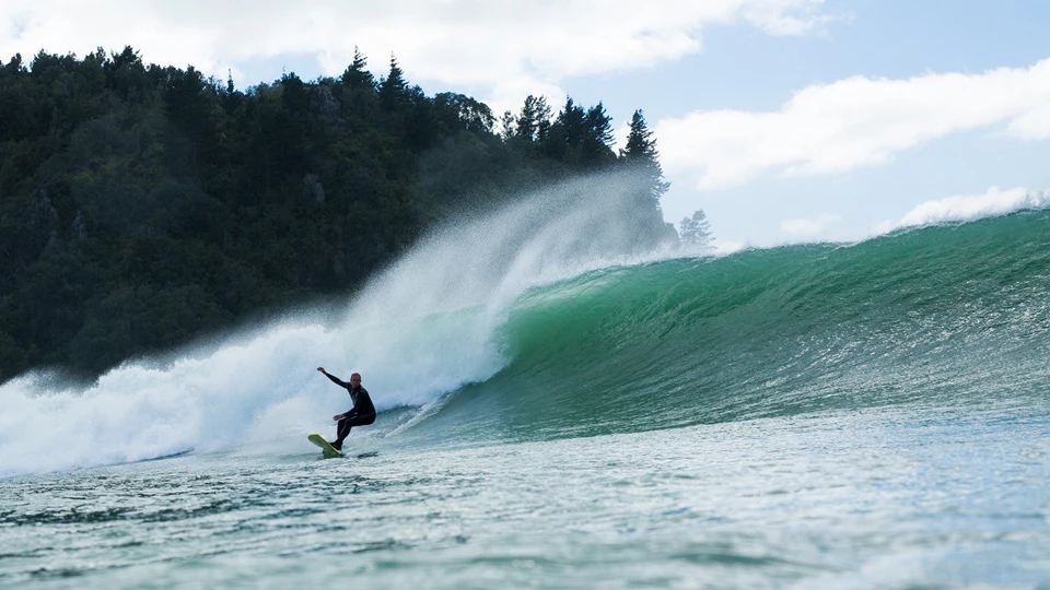 Taff Kennings surfing right in front of his house | Photo Rambo Estrada