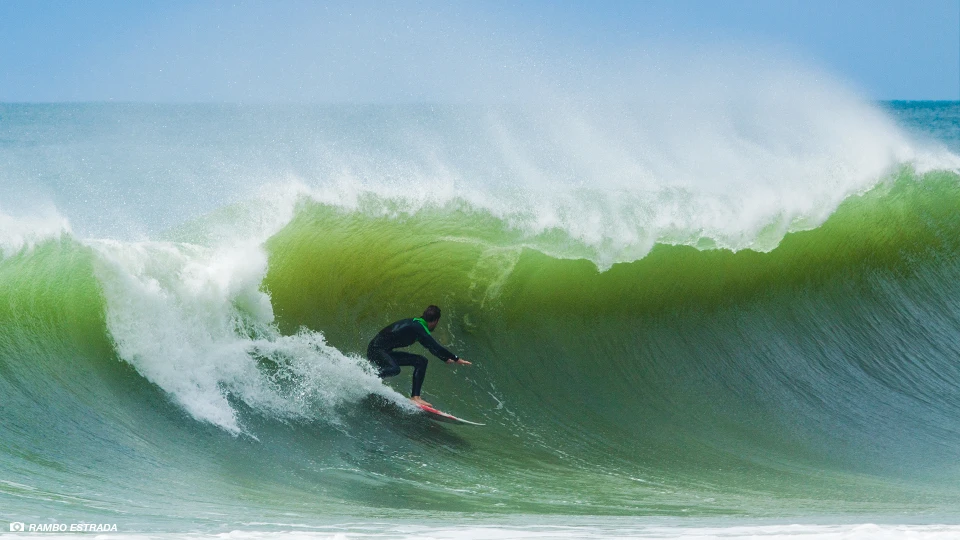 Leon showing how to take off behind the peak. Photo: Estrada