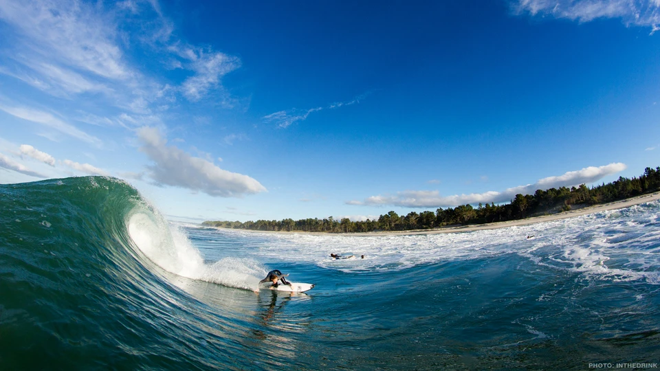 Tim O'Connor setting a nice line off the bottom. Photo: Inthedrink