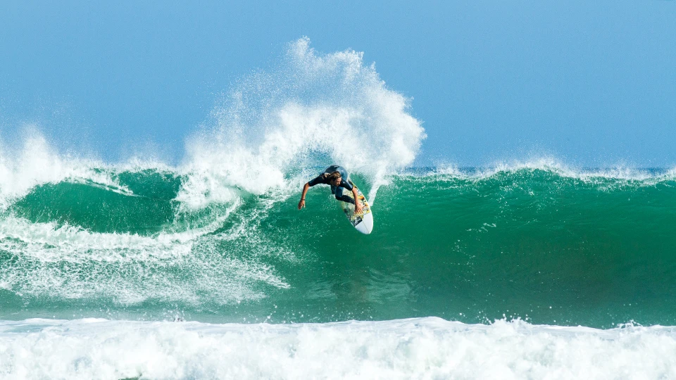 What's an NZ trip without a token stop off in Raglan, Asher Pacey speed turn | Photo: Rambo Estrada