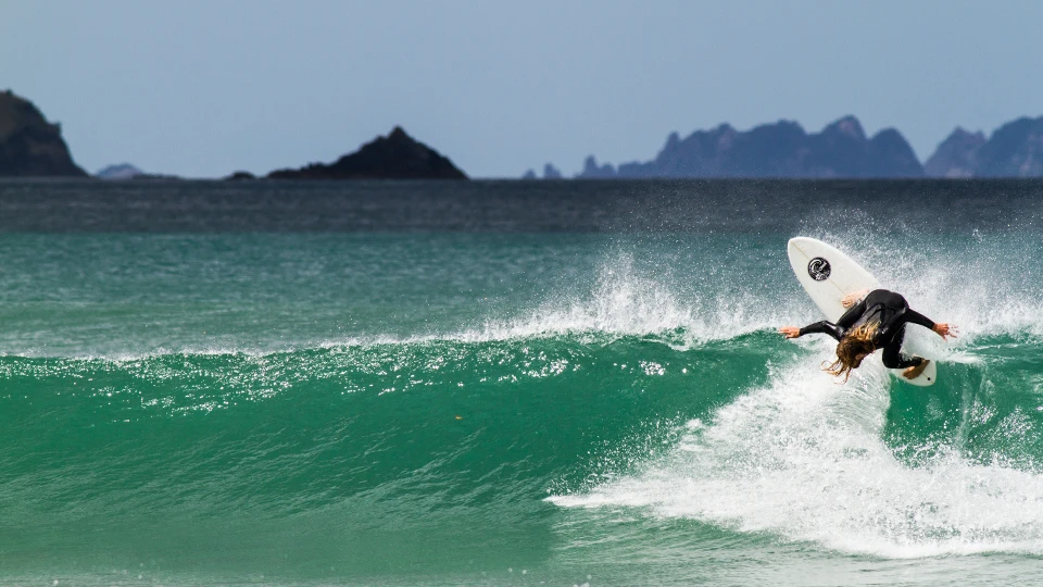 Salsa backside action at a fun Coromandel estuary bar | Photo: Jereme Aubertin