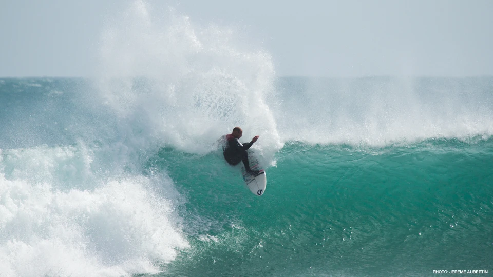 Luke mixing up his wave slashing. Photo: Jereme Aubertin