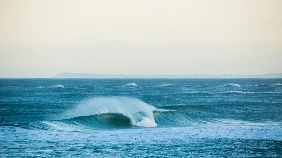 Empty peaks as the light fades 